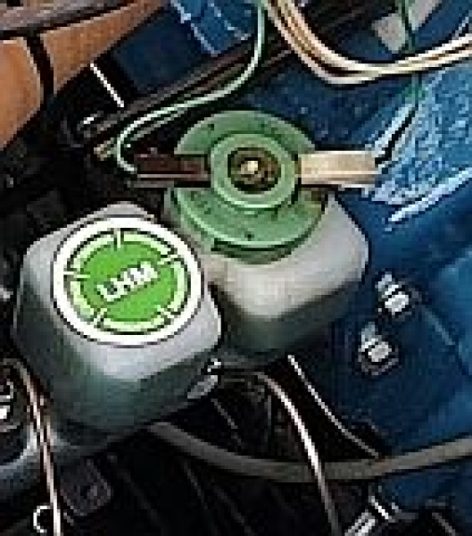 Aufkleber: Bremsflüssigkeitsbehälter -Achtung LHM-